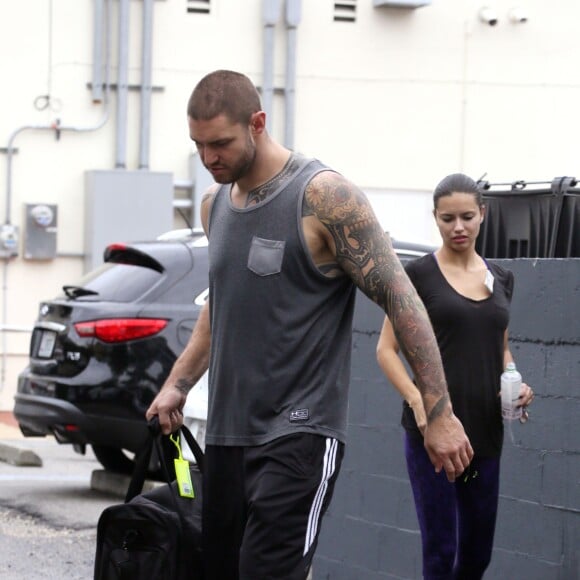 Exclusif - Adriana Lima et son nouveau compagnon, le boxeur Joe, quittent une salle de boxe à Miami Beach le 4 décembre 2015.