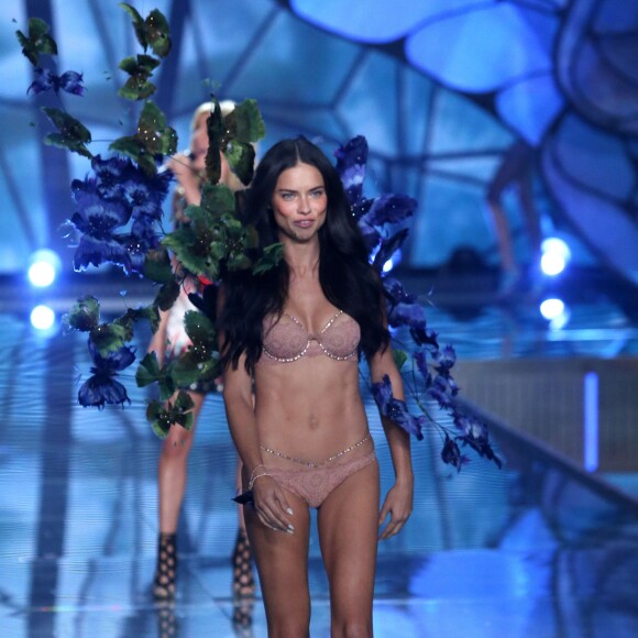 Adriana Lima au défilé de mode de Victoria's Secret à Lexington Avenue Armory à New York, le 10 novembre 2015