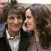 Ronnie Wood et sa femme Sally Humphreys au Royal College of Art pour remettre un prix à la NOA (National Open Art) à Londres le 21 octobre 2015