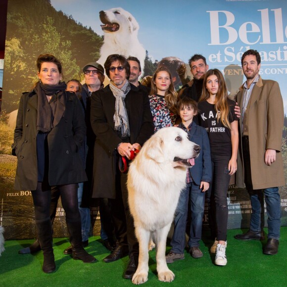 Exclusif - Thylane Blondeau, Thierry Neuvic, Margaux Chatelier, Tcheky Karyo, Félix Bossuet, Christian Dugay et Garfield (chien devenu "Belle" à l'écran) pendant le photocall lors de l'avant-première du film "Belle et Sébastien : l'aventure continue" au Gaumont Opéra à Paris, le 29 novembre 2015.