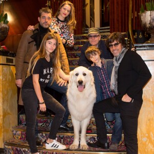 Exclusif -  Thylane Blondeau, Thierry Neuvic, Margaux Chatelier, Tcheky Karyo, Félix Bossuet, Christian Dugay et Garfield (chien devenu "Belle" à l'écran) posent pour une photo avant de se rendre à l'avant-première du film "Belle et Sébastien : l'aventure continue" au Gaumont Opéra à Paris, le 29 novembre 2015.