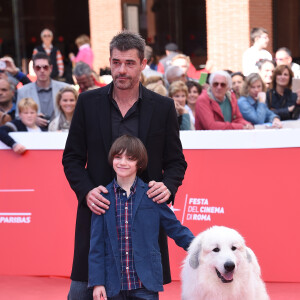 Félix Bossuet, Thierry Neuvic (habillé en Fendi) et Garfield (devenu "Belle" à l'écran) - Tapis rouge du film "Belle et Sébastien" à Rome, le 17 octobre 2015.