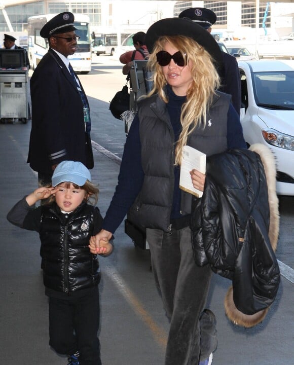 Paulina Rubio arrive avec son fils Nicolas Vallejo-Nagera à l'aéroport LAX de Los Angeles le 7 avril 2014