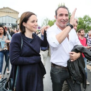 Jean Dujardin et sa compagne Nathalie Péchalat (enceinte) - Jean Dujardin et sa compagne Nathalie Péchalat à l'inauguration du cinéma communal Jean Dujardin à Lesparre-Médoc accompagné de ses parents le 27 juin 2015.