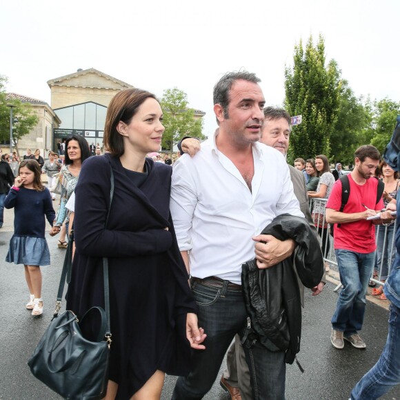 Jean Dujardin et sa compagne Nathalie Péchalat - Jean Dujardin et sa compagne Nathalie Péchalat à l'inauguration du cinéma communal Jean Dujardin à Lesparre-Médoc accompagné de ses parents le 27 juin 2015.