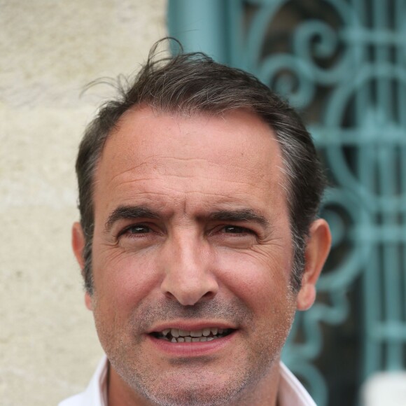 Jean Dujardin - Jean Dujardin et sa compagne Nathalie Péchalat à l'inauguration du cinéma communal Jean Dujardin à Lesparre-Médoc accompagné de ses parents le 27 juin 2015.  French actor Jean Dujardin and his girlfriend Nathalie Péchalat the inauguration of the communal cinema Jean Dujardin in Lesparre-Médoc accompanied by his parents on June 27, 2015. Merci de rajouter la phrase (no web - online pour suisse et Belgique)27/06/2015 - Lesparre-Médoc