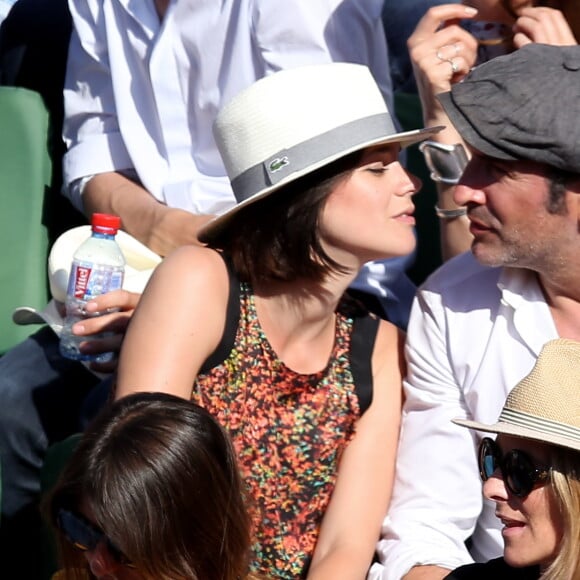 Jean Dujardin et sa compagne Nathalie Péchalat - People dans les tribunes lors de la finale des Internationaux de tennis de Roland-Garros à Paris, le 7 juin 2015. MERCI DE FLOUTER LA TETE DES ENFANTS AVANT PUBLICATION  PLEASE HIDE CHILDREN'S FACE PRIOR TO THE PUBLICATION People attending the final match during the 2015 French Open at Roland-Garros in Paris, France, on June 7th 2015.07/06/2015 - Paris