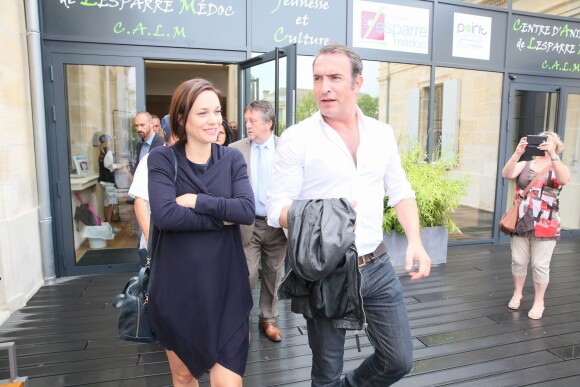 Jean Dujardin et sa compagne Nathalie Péchalat (enceinte) - Jean Dujardin et sa compagne Nathalie Péchalat à l'inauguration du cinéma communal Jean Dujardin à Lesparre-Médoc accompagné de ses parents le 27 juin 2015.  French actor Jean Dujardin and his girlfriend Nathalie Péchalat (pregnant) the inauguration of the communal cinema Jean Dujardin in Lesparre-Médoc accompanied by his parents on June 27, 2015. Merci de rajouter la phrase (no web - online pour suisse et Belgique)27/06/2015 - Lesparre-Médoc