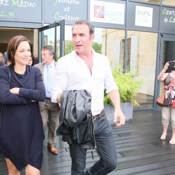 Jean Dujardin et sa compagne Nathalie Péchalat (enceinte) - Jean Dujardin et sa compagne Nathalie Péchalat à l'inauguration du cinéma communal Jean Dujardin à Lesparre-Médoc accompagné de ses parents le 27 juin 2015.  French actor Jean Dujardin and his girlfriend Nathalie Péchalat (pregnant) the inauguration of the communal cinema Jean Dujardin in Lesparre-Médoc accompanied by his parents on June 27, 2015. Merci de rajouter la phrase (no web - online pour suisse et Belgique)27/06/2015 - Lesparre-Médoc