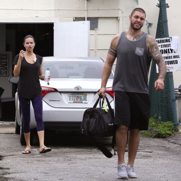 Exclusif - Adriana Lima et son nouveau compagnon, le boxeur Joe, quittent une salle de boxe à Miami Beach le 4 décembre 2015. Le top modèle brésilien est tombé sous le charme d'un grand boxeur aux bras recouvert de tatouages. Ils se sont rencontrés à la salle de sport qu'ils fréquentent tous les deux à Miami. Adriana Lima est séparée depuis mai 2014 du basketteur Marko Jaric avec qui elle a eu deux filles, Valentina et sienna.