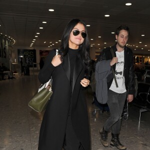 Selena Gomez arrive à Londres avec un ami le 11 novembre 2015.