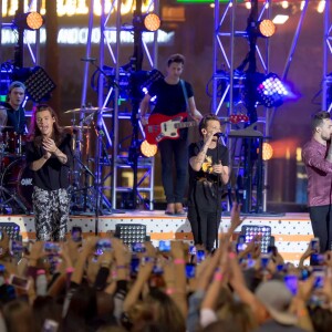 Le groupe One Direction (Harry Styles, Louis Tomlinson, Niall Horan, Liam Payne) en concert lors de 'Jimmy Kimmel Live!' à Hollywood, le 19 novembre 2015. © CPA