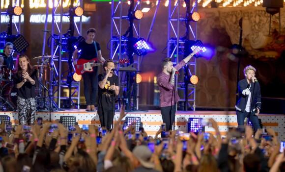Le groupe One Direction (Harry Styles, Louis Tomlinson, Niall Horan, Liam Payne) en concert lors de 'Jimmy Kimmel Live!' à Hollywood, le 19 novembre 2015. © CPA