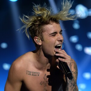 Justin Bieber sur la scène du Capital FM Jingle Bell Ball 2015 à l'O2 Arena de Londres, le 6 décembre 2015