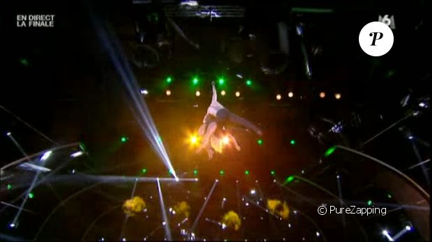 Accident en plein direct dans Incroyable Talent 2015 : Cécile et Roman, coincés dans les airs à plusieurs mètres du sol pendant de longues minutes !