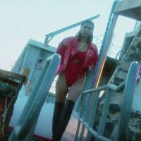 Bella Hadid, stripteaseuse sexy et révoltée dans le clip de son chéri The Weeknd