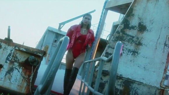 Bella Hadid, stripteaseuse sexy et révoltée dans le clip de son chéri The Weeknd
