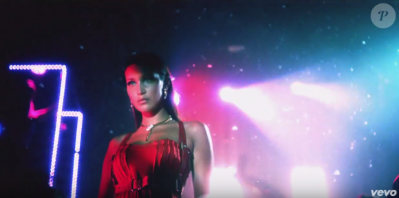 Bella Hadid dans le clip d'In The Night, la nouvelle chanson de son chéri The Weeknd : Image extraite de la vidéo postée sur Youtube, le 8 décembre 2015.