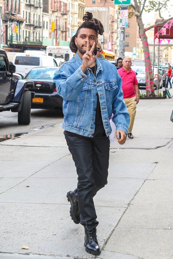 Bella Hadid et son compagnon The Weeknd (Abel Tesfaye) arrivent avec Gigi Hadid et son compagnon Joe Jonas à l'appartement de Gigi Hadid à New York, le 9 octobre à l'occasion du 19ème anniversaire de Bella Hadid. © CPA