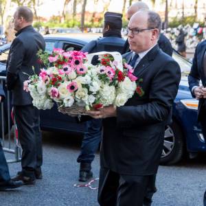 Le prince Albert II de Monaco est venu rendre hommage aux victimes des attentats de Paris devant le Bataclan le 9 décembre 2015