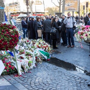 Le prince Albert II de Monaco est venu rendre hommage aux victimes des attentats de Paris devant le Bataclan le 9 décembre 2015