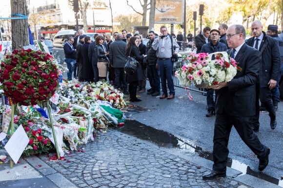 Le prince Albert II de Monaco est venu rendre hommage aux victimes des attentats de Paris devant le Bataclan le 9 décembre 2015