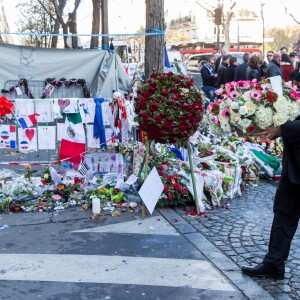 Le prince Albert II de Monaco est venu rendre hommage aux victimes des attentats de Paris devant le Bataclan le 9 décembre 2015