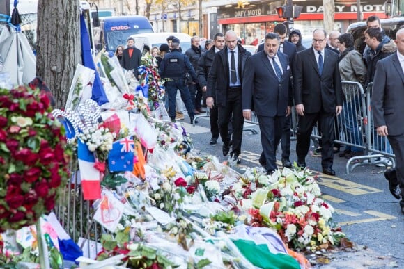 Le prince Albert II de Monaco est venu rendre hommage aux victimes des attentats de Paris devant le Bataclan le 9 décembre 2015