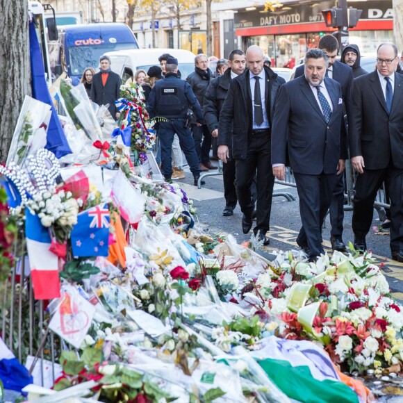 Le prince Albert II de Monaco est venu rendre hommage aux victimes des attentats de Paris devant le Bataclan le 9 décembre 2015
