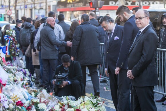 Le prince Albert II de Monaco est venu rendre hommage aux victimes des attentats de Paris devant le Bataclan le 9 décembre 2015
