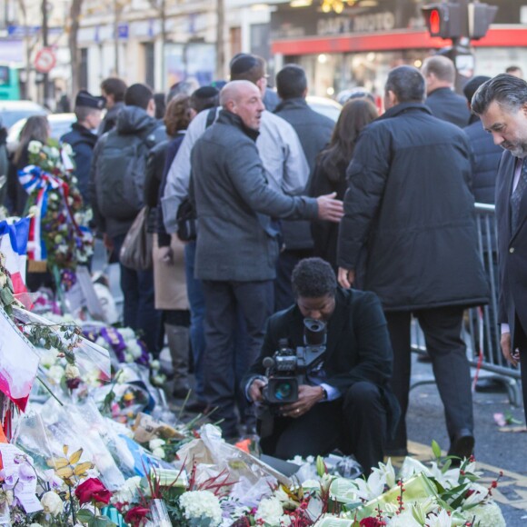 Le prince Albert II de Monaco est venu rendre hommage aux victimes des attentats de Paris devant le Bataclan le 9 décembre 2015