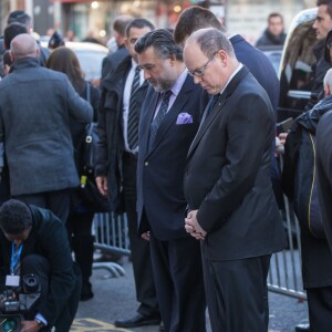 Le prince Albert II de Monaco est venu rendre hommage aux victimes des attentats de Paris devant le Bataclan le 9 décembre 2015