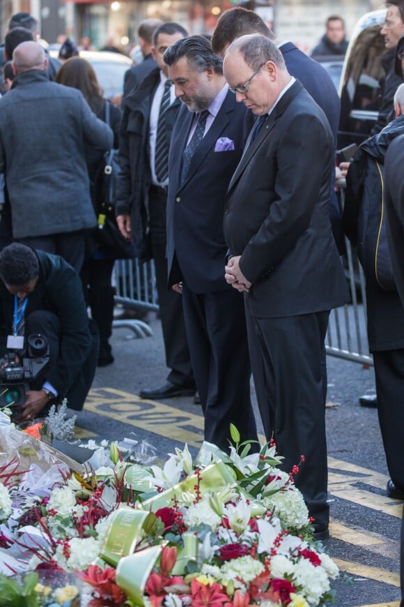 Le prince Albert II de Monaco est venu rendre hommage aux victimes des attentats de Paris devant le Bataclan le 9 décembre 2015