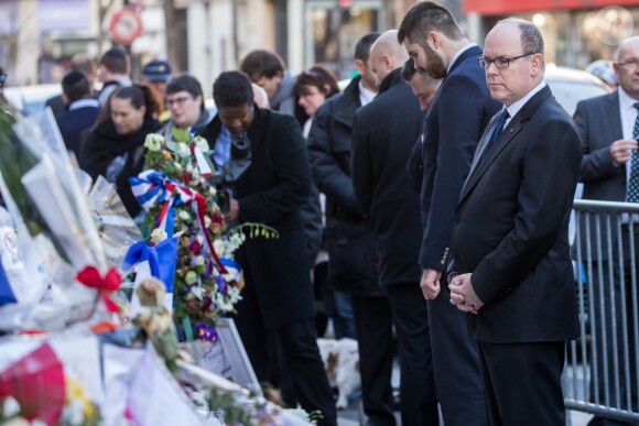 Le prince Albert II de Monaco est venu rendre hommage aux victimes des attentats de Paris devant le Bataclan le 9 décembre 2015