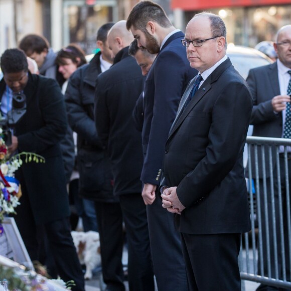 Le prince Albert II de Monaco est venu rendre hommage aux victimes des attentats de Paris devant le Bataclan le 9 décembre 2015