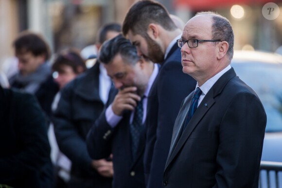 Le prince Albert II de Monaco est venu rendre hommage aux victimes des attentats de Paris devant le Bataclan le 9 décembre 2015