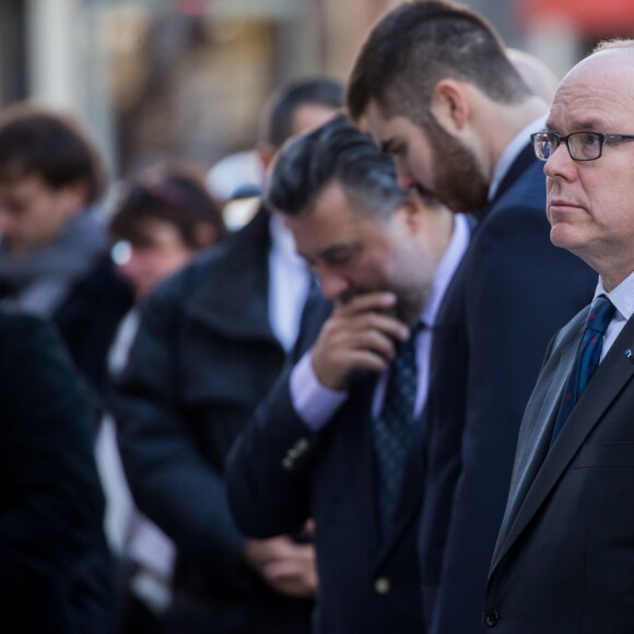 Le prince Albert II de Monaco est venu rendre hommage aux victimes des attentats de Paris devant le Bataclan le 9 décembre 2015