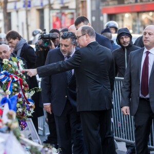 Le prince Albert II de Monaco est venu rendre hommage aux victimes des attentats de Paris devant le Bataclan le 9 décembre 2015