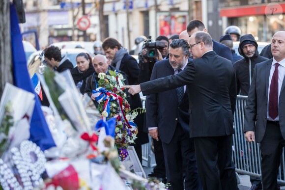 Le prince Albert II de Monaco est venu rendre hommage aux victimes des attentats de Paris devant le Bataclan le 9 décembre 2015