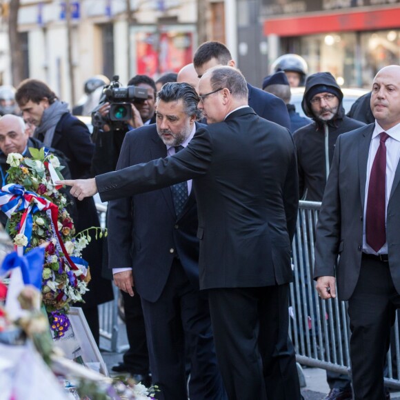 Le prince Albert II de Monaco est venu rendre hommage aux victimes des attentats de Paris devant le Bataclan le 9 décembre 2015