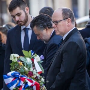 Le prince Albert II de Monaco est venu rendre hommage aux victimes des attentats de Paris devant la salle du Bataclan le 9 décembre 2015