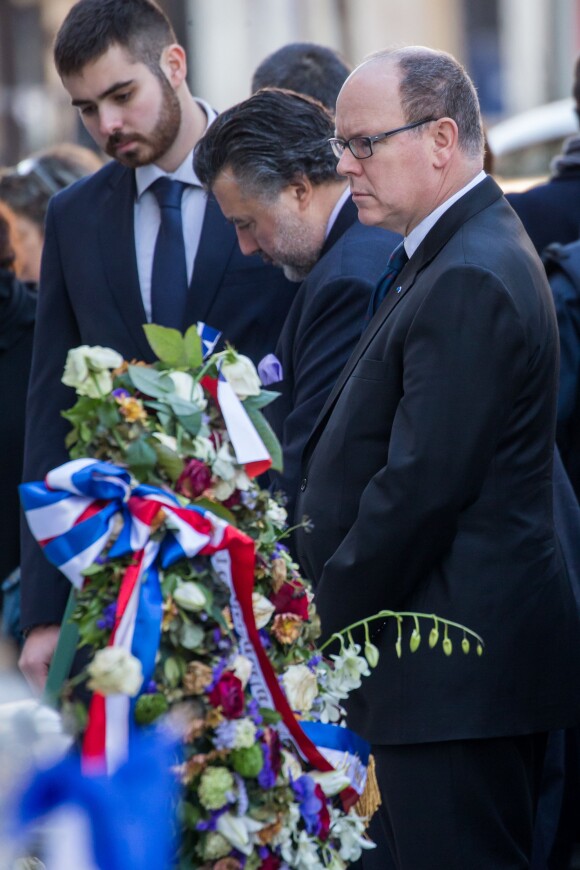 Le prince Albert II de Monaco est venu rendre hommage aux victimes des attentats de Paris devant la salle du Bataclan le 9 décembre 2015