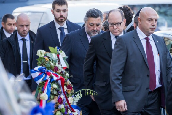 Le prince Albert II de Monaco a rendu hommage aux victimes des attentats de Paris devant le Bataclan le 9 décembre 2015