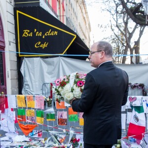 Le prince Albert II de Monaco est venu rendre hommage aux victimes des attentats de Paris devant le Bataclan le 9 décembre 2015