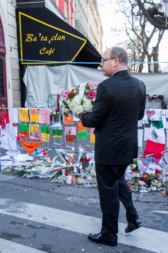 Le prince Albert II de Monaco est venu rendre hommage aux victimes des attentats de Paris devant le Bataclan le 9 décembre 2015