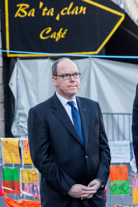 Albert II de Monaco est venu rendre hommage aux victimes des attentats de Paris devant le Bataclan le 9 décembre 2015