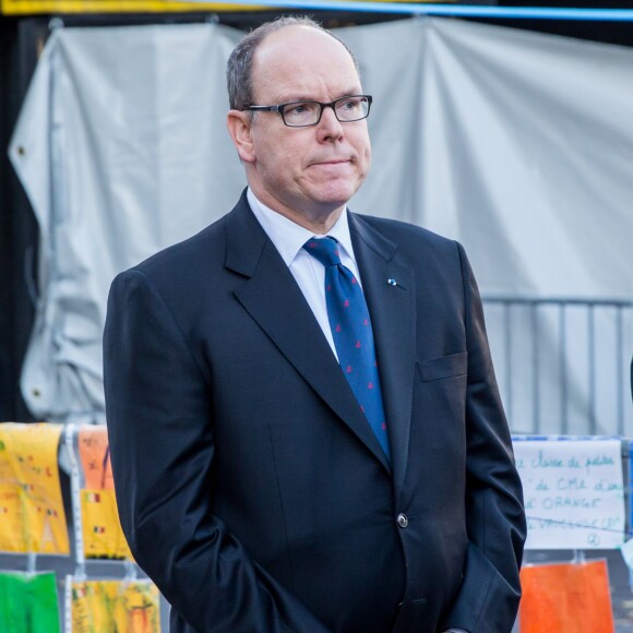 Albert II de Monaco est venu rendre hommage aux victimes des attentats de Paris devant le Bataclan le 9 décembre 2015