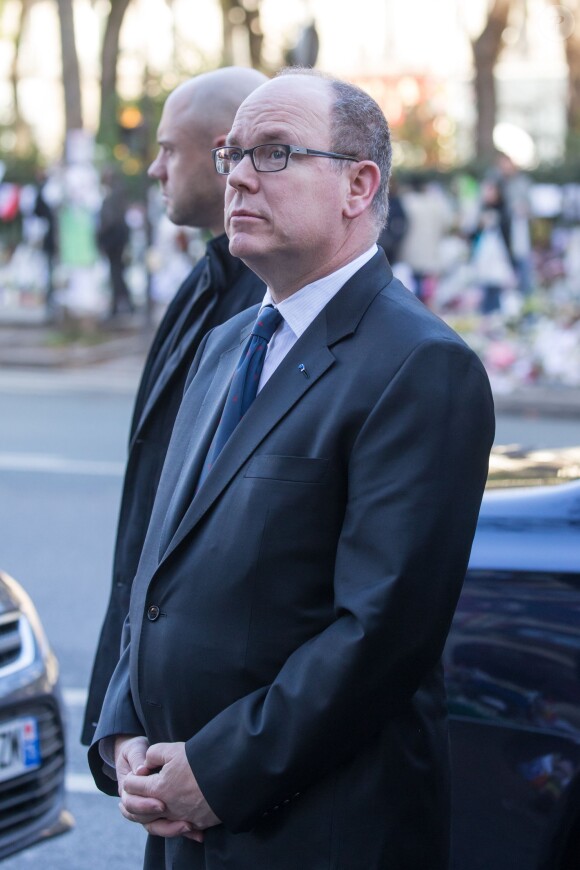 Le prince Albert II de Monaco est venu rendre hommage aux victimes des attentats de Paris devant le Bataclan le 9 décembre 2015
