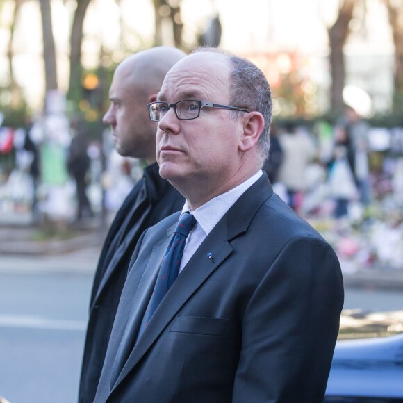 Le prince Albert II de Monaco est venu rendre hommage aux victimes des attentats de Paris devant le Bataclan le 9 décembre 2015