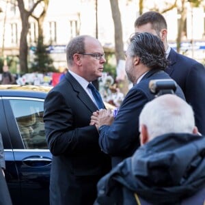 Le prince Albert II de Monaco est venu rendre hommage aux victimes des attentats de Paris devant le Bataclan le 9 décembre 2015